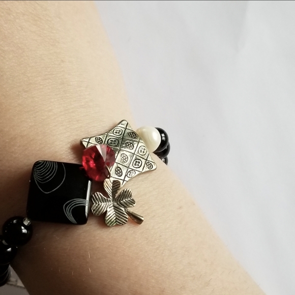 Handmade bracelet black silver red bead beaded shamrock 4 leaf clover - Picture 6 of 14